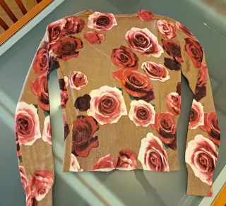 Jersey fino cuello pico estampado rosas