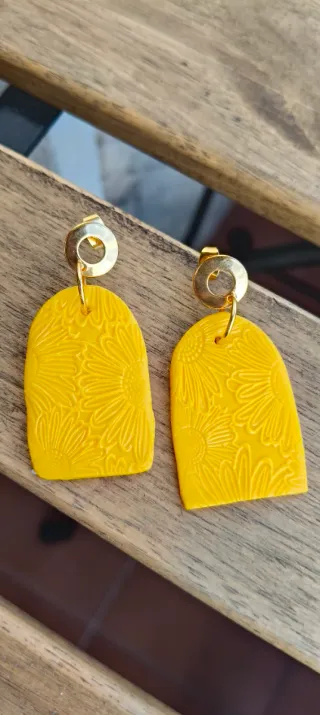 Pendientes arcilla polimérica amarillos en flor