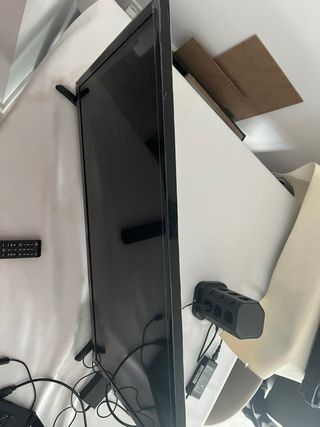 Samsung 32” LED TV con patas y mando