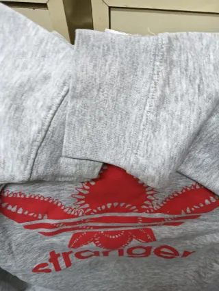 Sudadera Adidas Stranger Things Gris