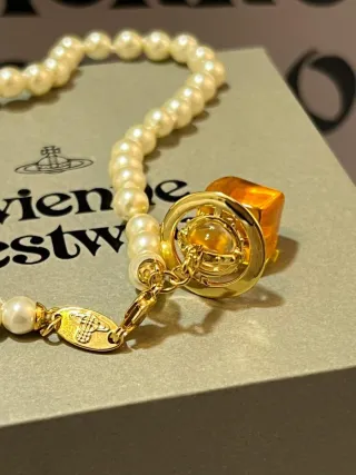 Collar Vivienne Westwood perlas y frasco perfume