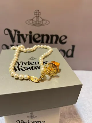 Collar Vivienne Westwood perlas y frasco perfume