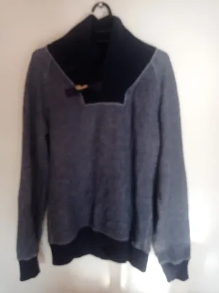 Jersey azul y gris con cuello