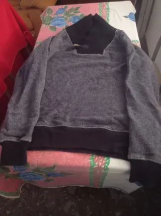 Jersey azul y gris con cuello