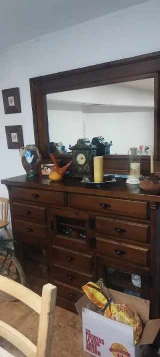 Aparador de salón de madera oscura