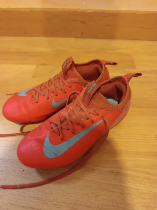 Botas de fútbol Nike niño rojas talla 33 niño