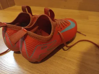 Botas de fútbol Nike niño rojas talla 33 niño