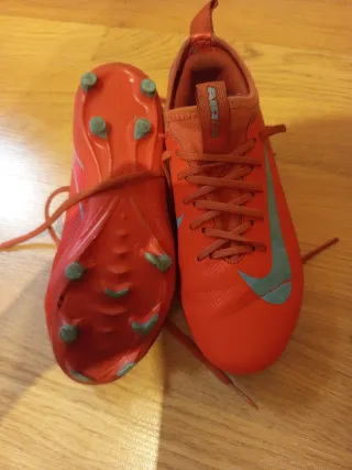 Botas de fútbol Nike niño rojas talla 33 niño