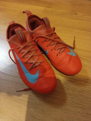 Botas de fútbol Nike niño rojas talla 33 niño
