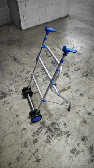 Silla de ruedas + andador de regalo