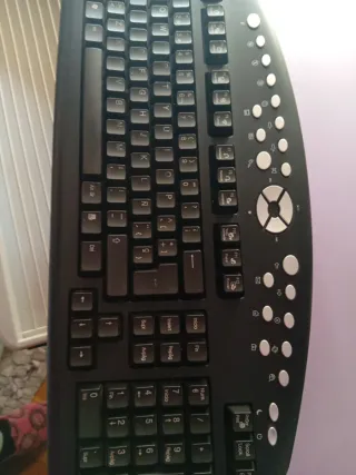 Teclado de ordenador negro y plateado