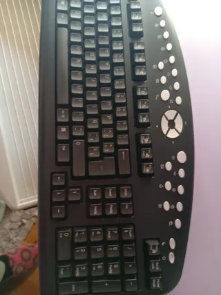 Teclado de ordenador negro y plateado