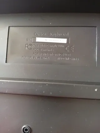 Teclado de ordenador negro y plateado