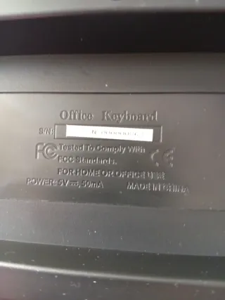 Teclado de ordenador negro y plateado