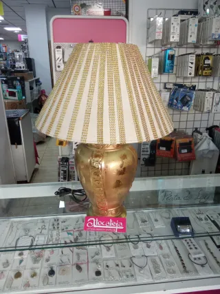 Lámpara dorada grande