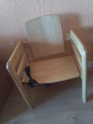 Trona de madera con mesa y asiento