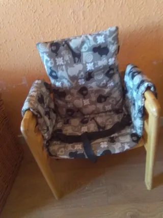 Trona de madera con mesa y asiento