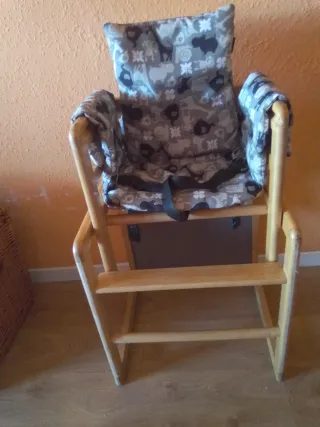 Trona de madera con mesa y asiento