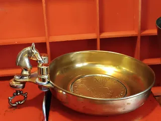 Limosnero de bronce antiguo con caballo