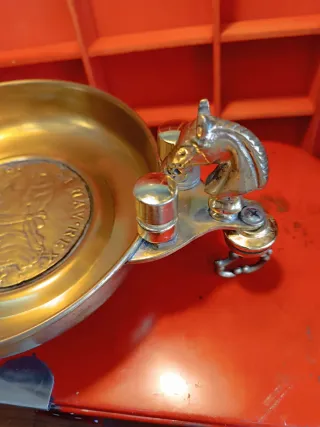 Limosnero de bronce antiguo con caballo