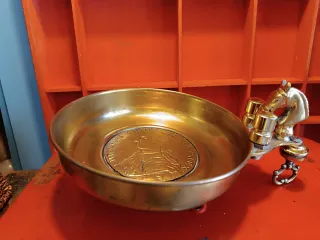 Limosnero de bronce antiguo con caballo