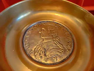 Limosnero de bronce antiguo con caballo