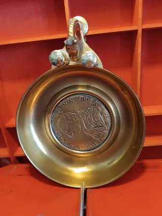 Limosnero de bronce antiguo con caballo