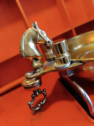 Limosnero de bronce antiguo con caballo