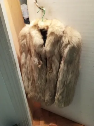 Abrigo piel de zorro canadiense tonos beige .