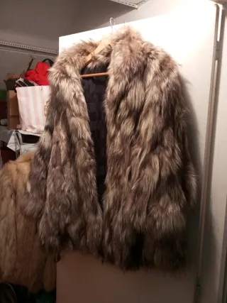 Abrigo piel de zorro canadiense tonos beige .