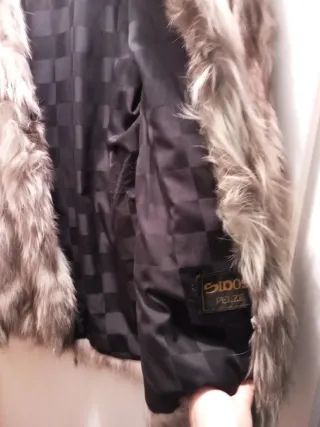 Abrigo piel de zorro canadiense tonos beige .