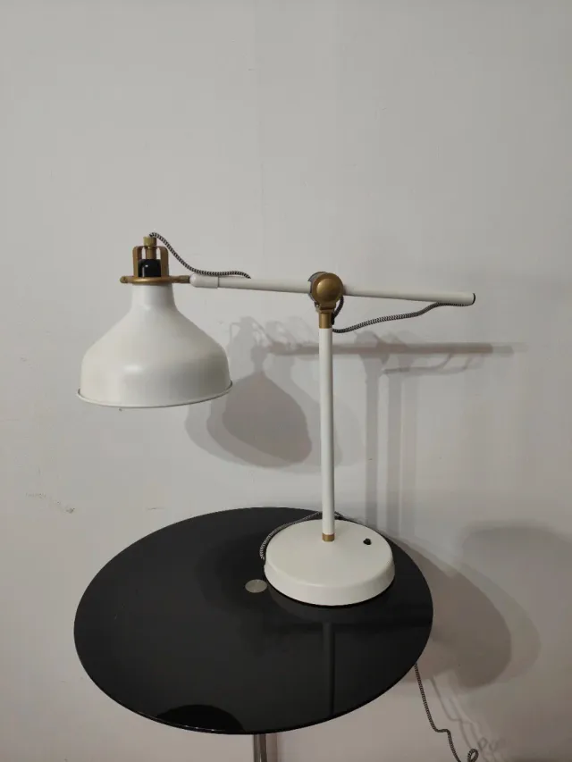 Lámpara de mesa IKEA