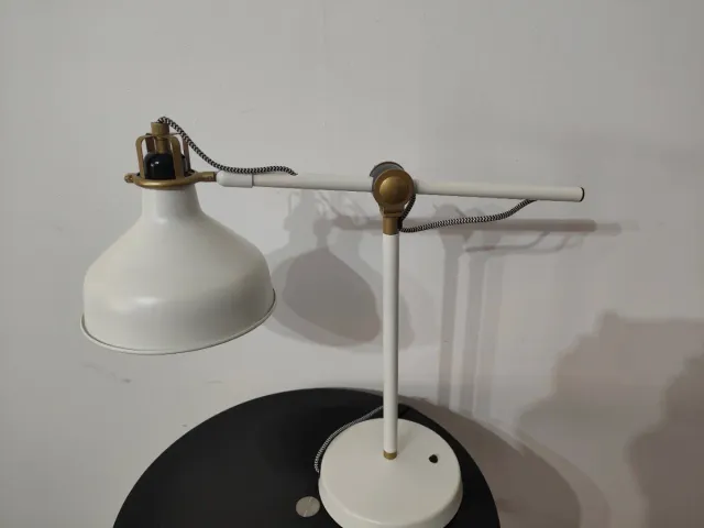 Lámpara de mesa IKEA