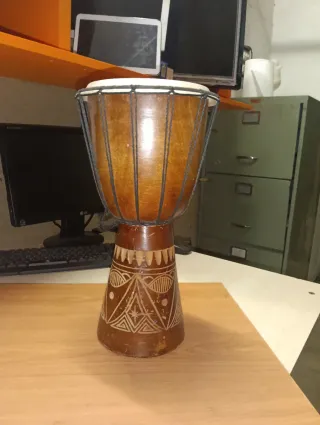 Juego de 2 timbales africanos tallados