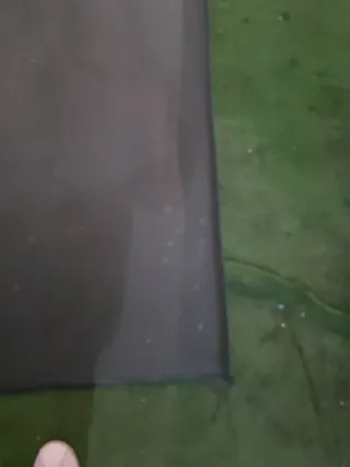 Alfombra gris de tela presenta alguna manchita