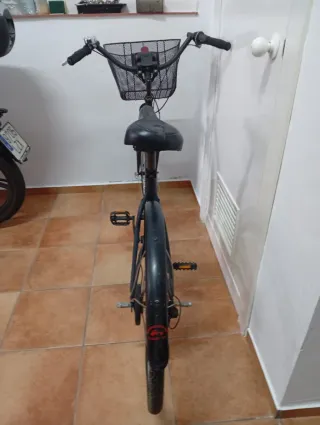 Bicicleta Negra Paseo con Cesta