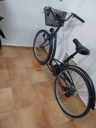 Bicicleta Negra Paseo con Cesta