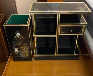 Mueble entrada negro con tiesto y detalles dorados