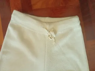 Jersey y pantalón beige con detalles negros