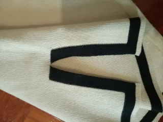 Jersey y pantalón beige con detalles negros