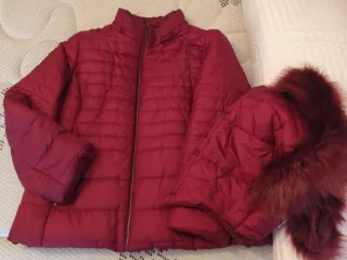 Abrigo acolchado rojo con capucha