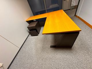 Escritorio de madera y metal y muebles