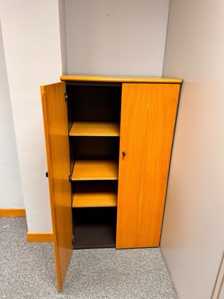 Escritorio de madera y metal y muebles