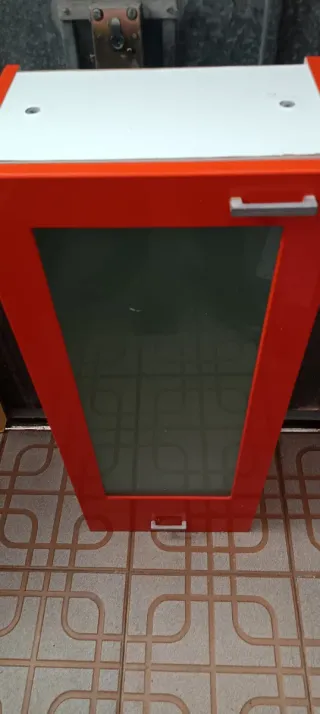 Armario  rojo y blanco con puerta de crist