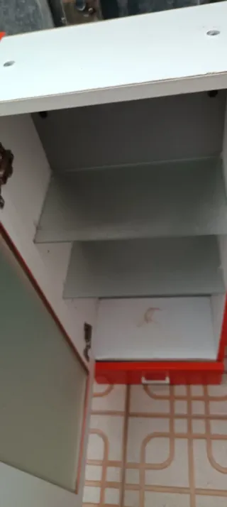 Armario  rojo y blanco con puerta de crist