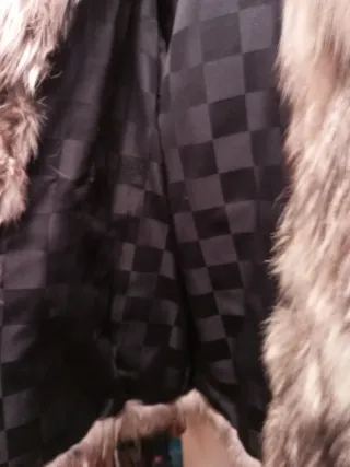 Abrigo de piel zorro plateado tonos beige .