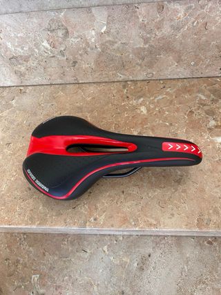 Sillín bicicleta negro y rojo