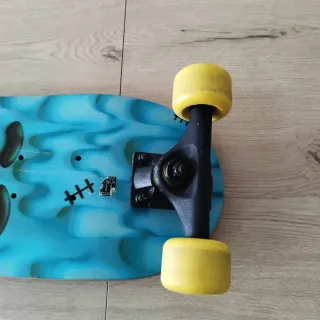 Skate Decathlon Negro Huellas Azul/Rojo