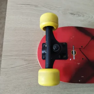 Skate Decathlon Negro Huellas Azul/Rojo