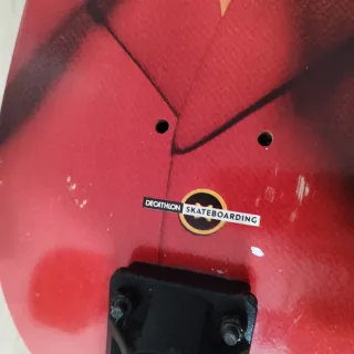 Skate Decathlon Negro Huellas Azul/Rojo